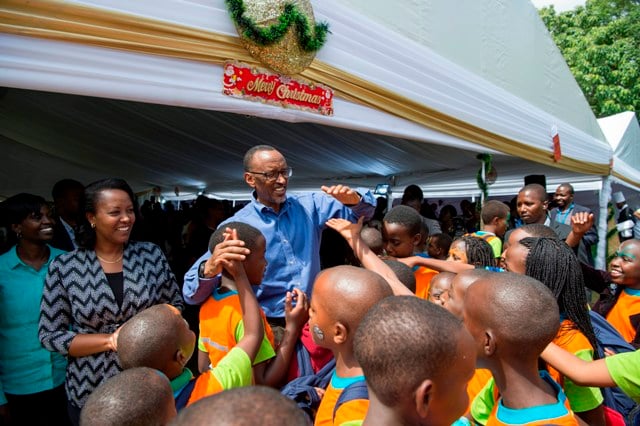 Perezida Kagame yasabanye n'abana abifuriza Noheri nziza n'Umwaka mushya muhire wa 2017