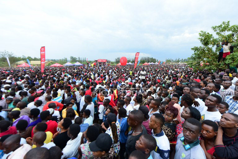 Abantu ibihumbi n'ibihumbi baturutse mu Karere ka Huye no mu tundi turere bituranye bari bitabiriye igitaramo cya "Tera Sitori"
