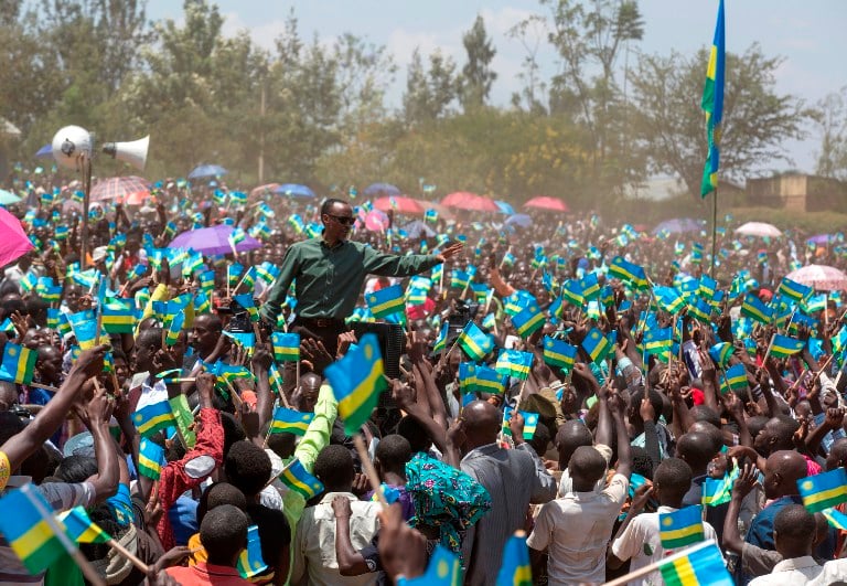 Perezida Kagame aramutsa abaturage baje kumwakira