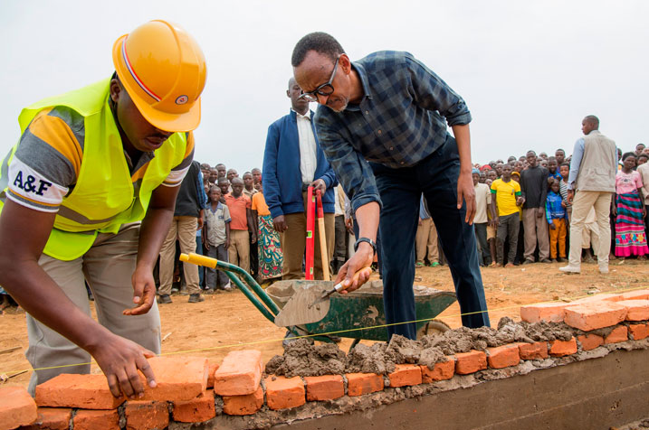 Perezida Kagame ashyira ibuye ry'ifatizo ahagiye kubakwa ishuri