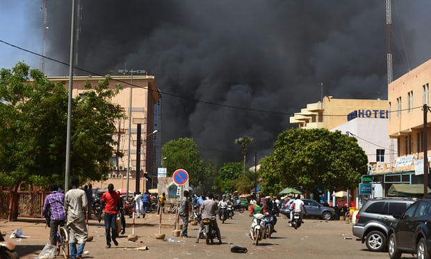 Umwotsi mwinshi nyuma y'aho abantu bageragereje gusenya ikicaro cy'ingabo muri Ouagadougou