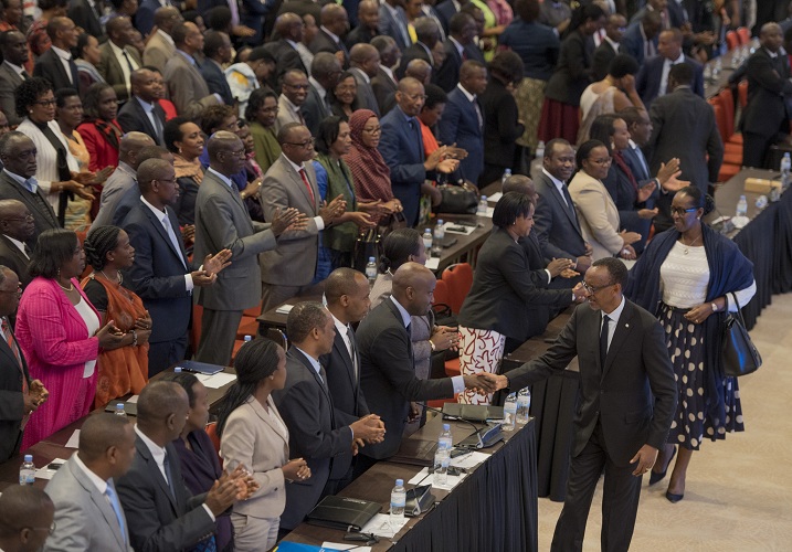 Ubwo Perezida wa Repubulika na Madame bageraga mu cyumba kiberamo Umushyikirano