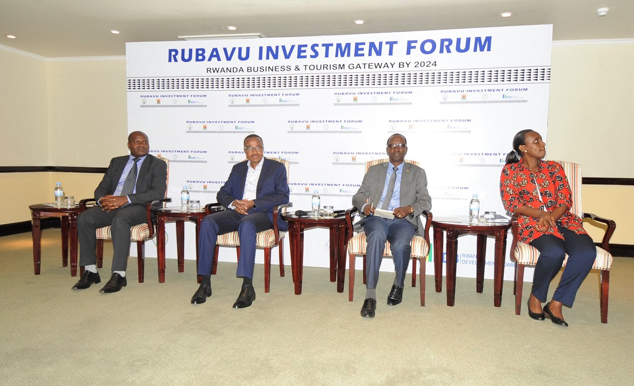 Minisitiri w'ingabo (uwa kabiri uvuye i bumoso) hamwe n'abandi bayobozi n'abahagarariye abacuruzi mu Burengerazuba