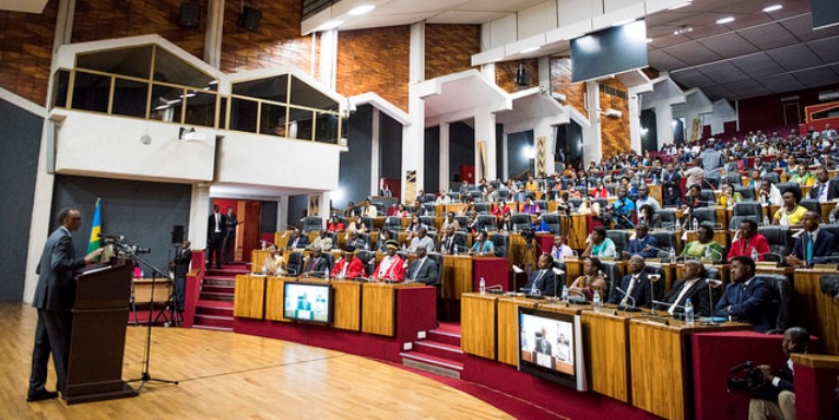 Perezida Paul Kagame yahamagariye abayobozi kutitwaza amikoro make y'igihugu ngo bananirwe kunoza serivisi 