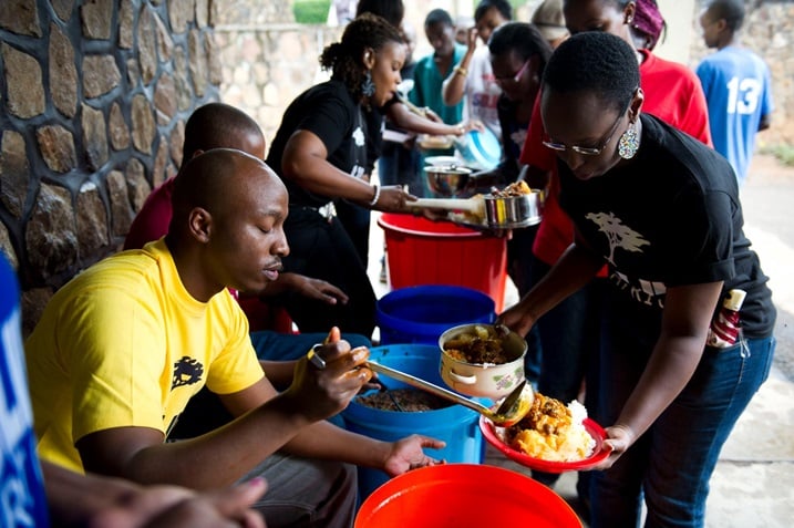 Abakorana na Kamaliza mu kugemurira abarwayi ibiryo