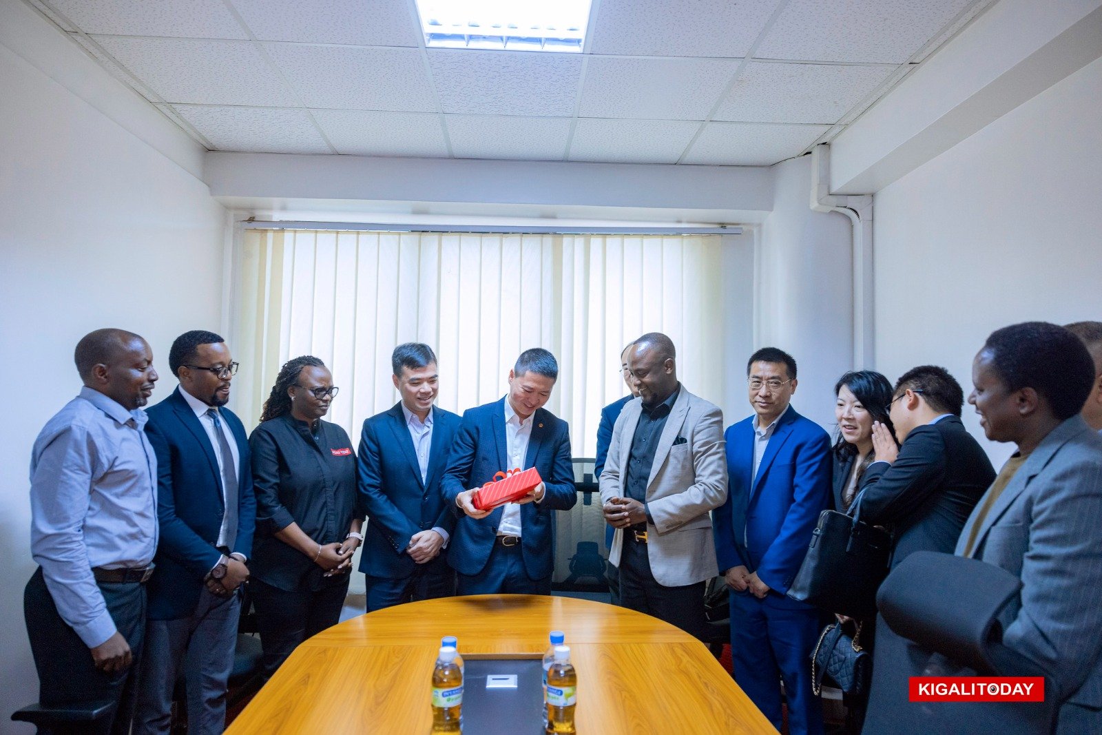 MD Ngabonziza ashyikiriza impano Ambasaderi Wenqi