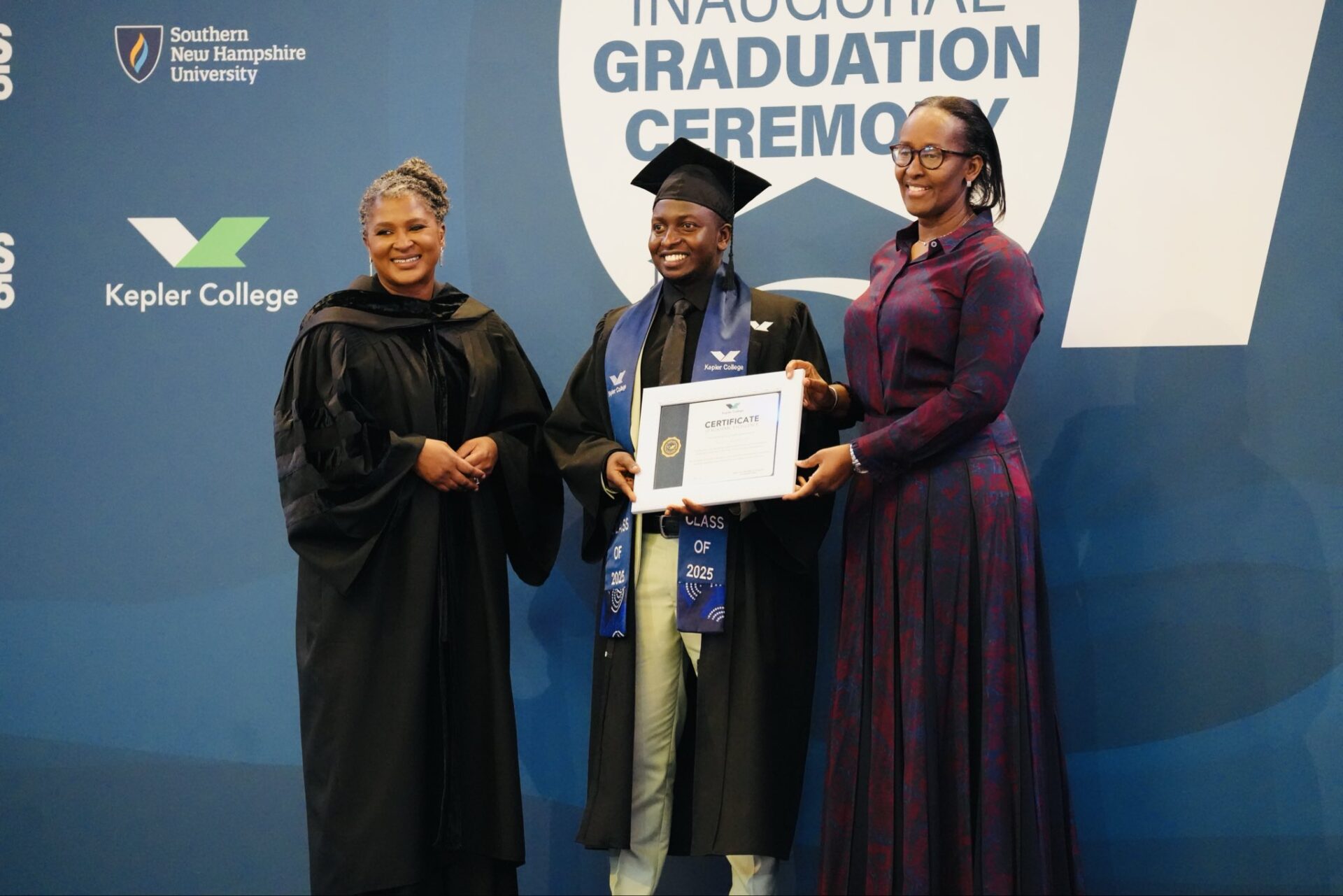 Madamu Jeannette Kagame ushyikiriza impamyabumenyi umwe mu barangije muri Kepler