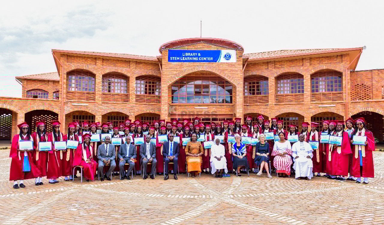 Abambaye ibara ry'ubururu nibo barangije umwaka wa gatandatu w'amashuri yisumbuye