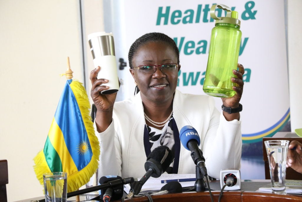 Minisitiri Mujawamariya yerekana ibyakoreshwa bigasimbuta ibikoresho bya pulasitiki bikoreshwa rimwe