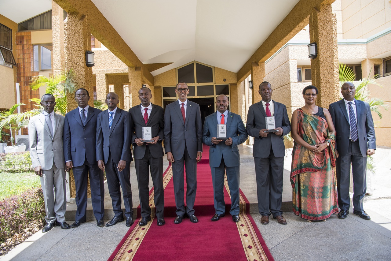 Perezida Kagame aranahemba abayobozi b'uturere twitwaye neza mu mihigo ya 2017/2018