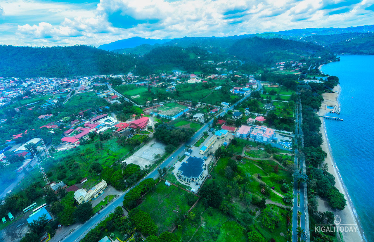 Ifoto igaragaza inkengero za Kivu. Umuhanda wegereye Kivu ni ugana kuri Serena naho uri haruguru ni ugana mu Mujyi wa Rubavu