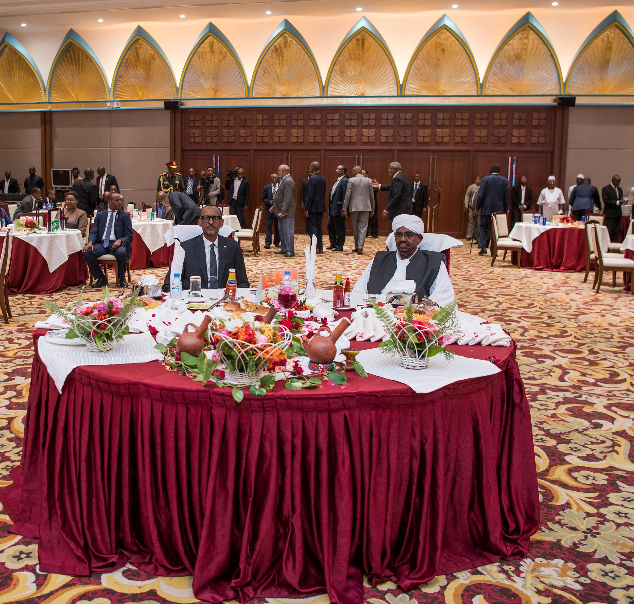 Muri iki gitaramo Perezida Omar Al Bashir yakiriye Perezida Kagame ku meza
