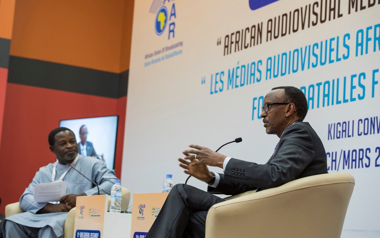 Perezida Kagame yemeza ko imiyoborere ikundira abandi itari kamara ku basigaye