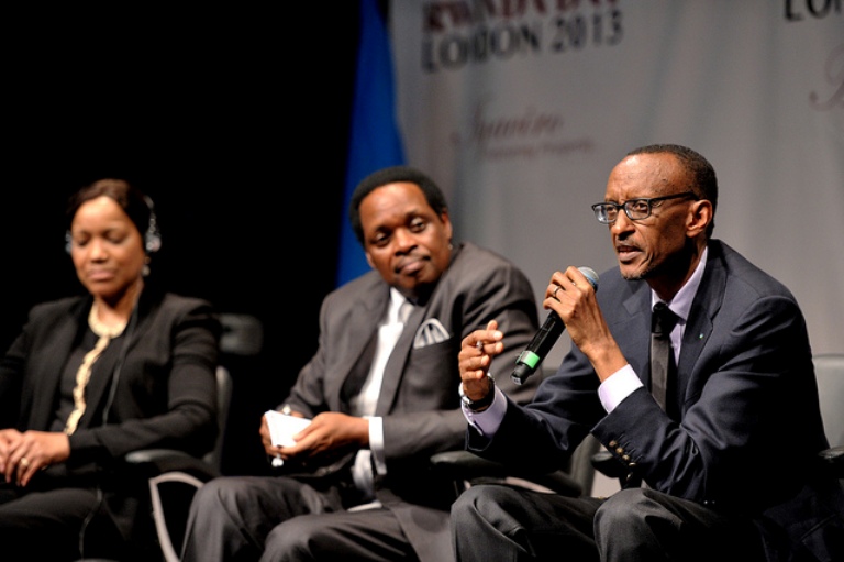 Perezida Kagame yafashe n'umwanya wwo gusubiza ibibazo byabajijwe no kungurana ibitekerezo n'Abanyarwanda baba hanze.