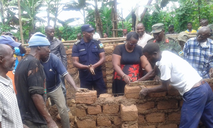 Abaturage bishimiye gukorana umuganda n'abayobozi
