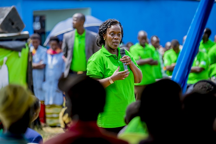 Minisitiri w'Ubuzima, Dr Diane Gashumba, aganira n'abaturage bitabiriye ubukangurambaga mu Karere ka Gisagara