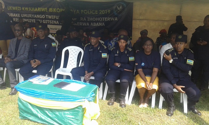 Polisi ikomeje ubukangurambaga bwo kurwanya ihohoterwa n'inda ziterwa abangavu