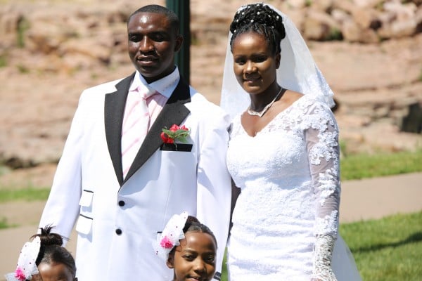 Umugabo ashyira umugore we ibumoso mu rwego rwo kumurinda 