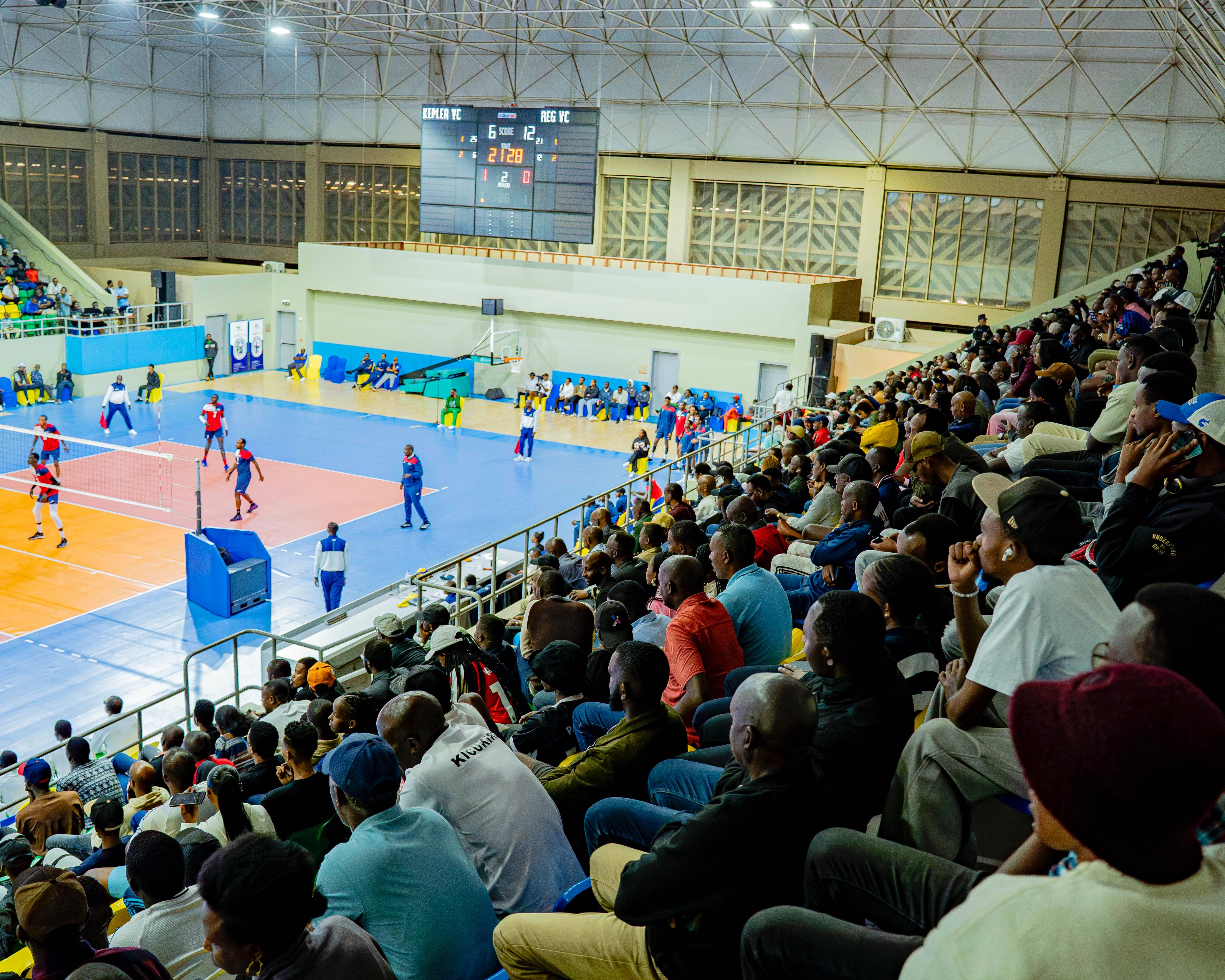 Abafana bari benshi muri Petit Stade