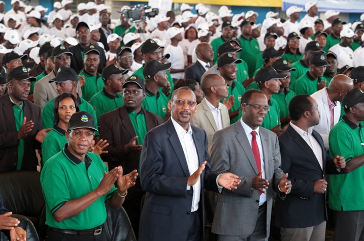 Bamwe mu bayobozi bifatanyije n'amakoperative kwizihiza isabukuru y'imyaka 10 n'umunsi mpuzamahanga w'amakoperative.