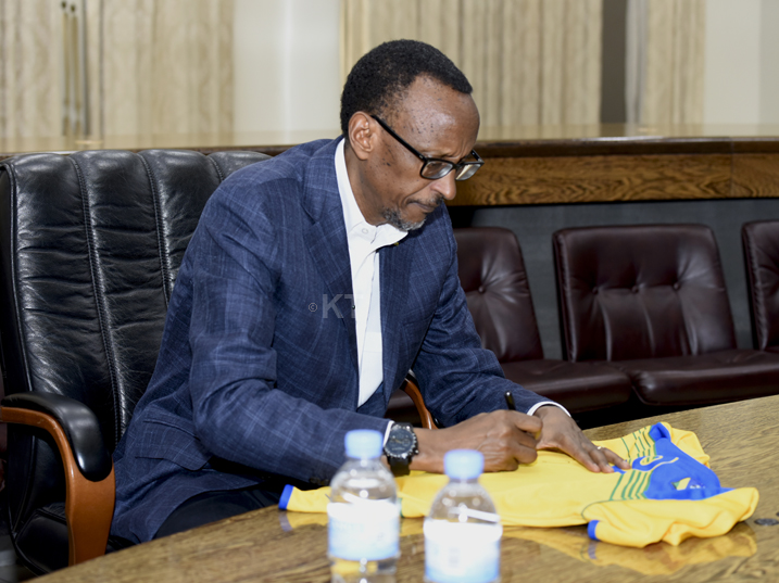 Perezida wa Republika asinya ku mupira w'Amavubi