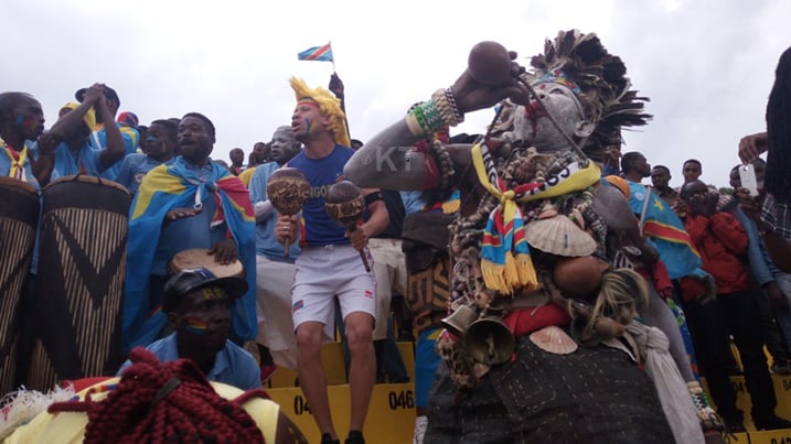 Abafana ba Kongo uretse no kubyina, bari bambaye bidasanzwe