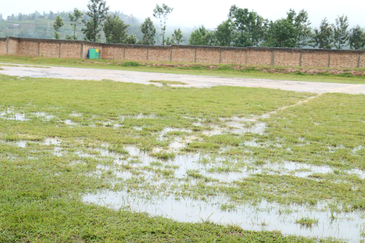 Ubwo umukino wasubikwaga ni gutya ikibuga cyari kimeze.