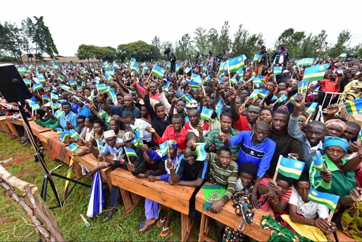 Abaturage bagaragarije Perezida Kagame urugwino n'ibyishimo.