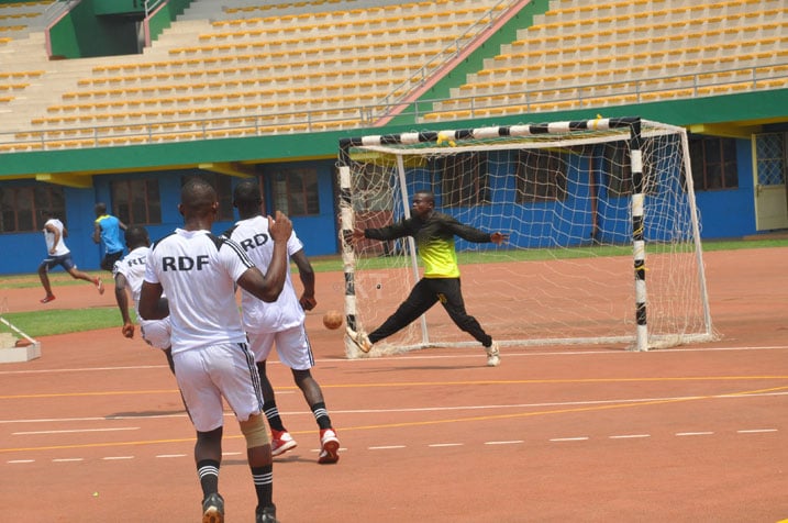 Ikipe ya RDF mu mikino wa Handball yegukanye iki gikombe umwaka ushize, ikomeje imyitozo kuri Stade Amahoro