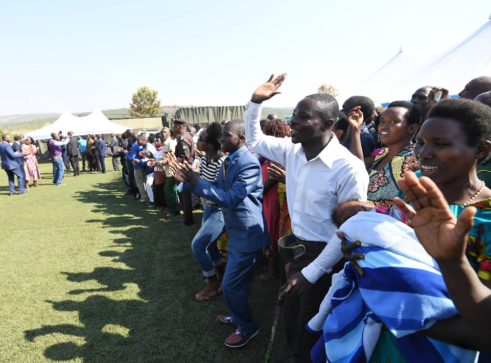 Abaturage ba Rweru bakiranye ubwuzu abo bayobozi bombi