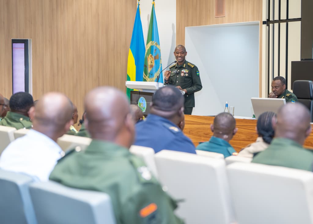 Gen Mubarakh Muganga aganiriza abashyitsi