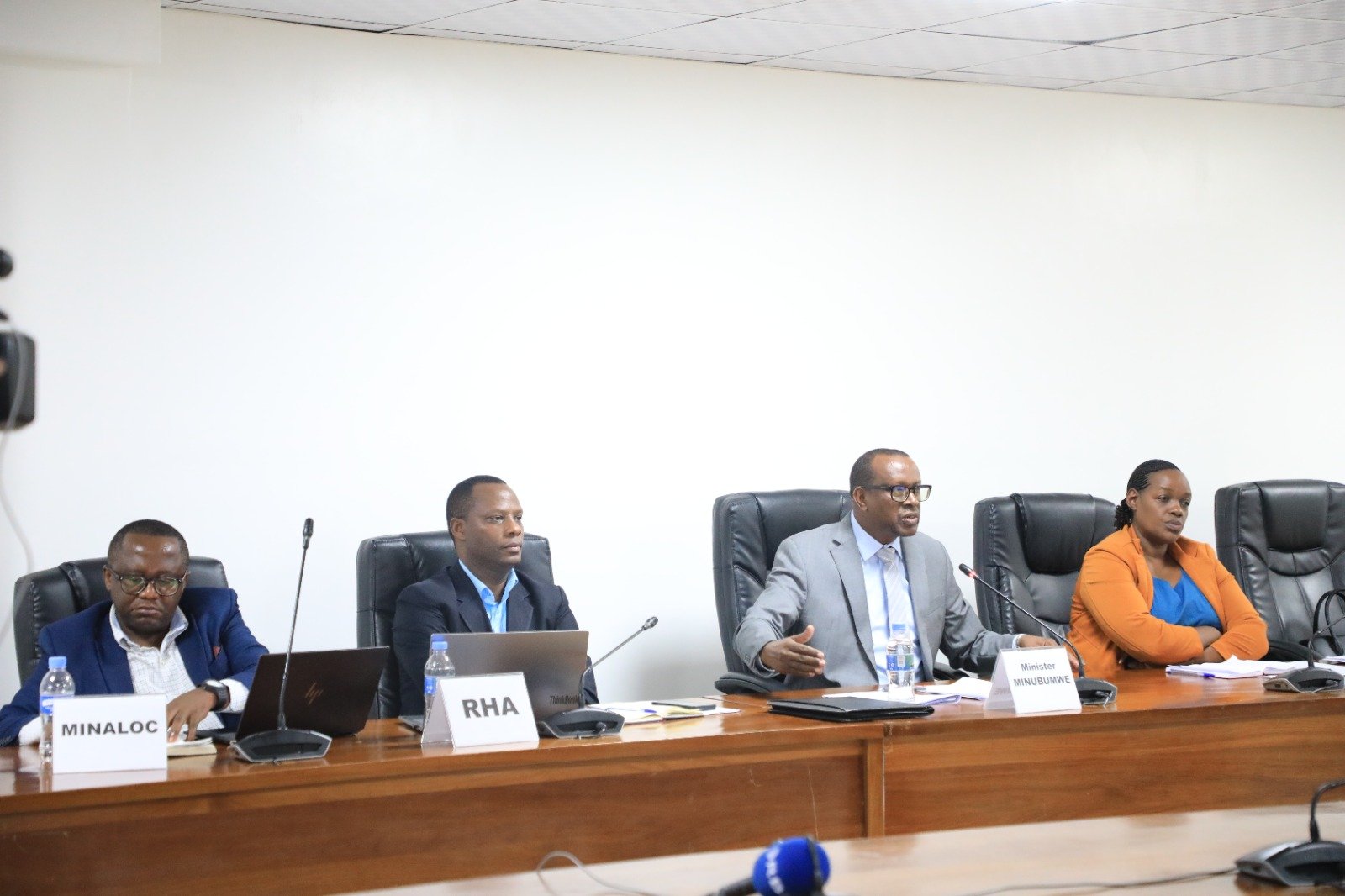 Minisitiri Dr Bizimana Jean Damascène asobanura ikibazo cy'inzu z'abarokotse Jenosude