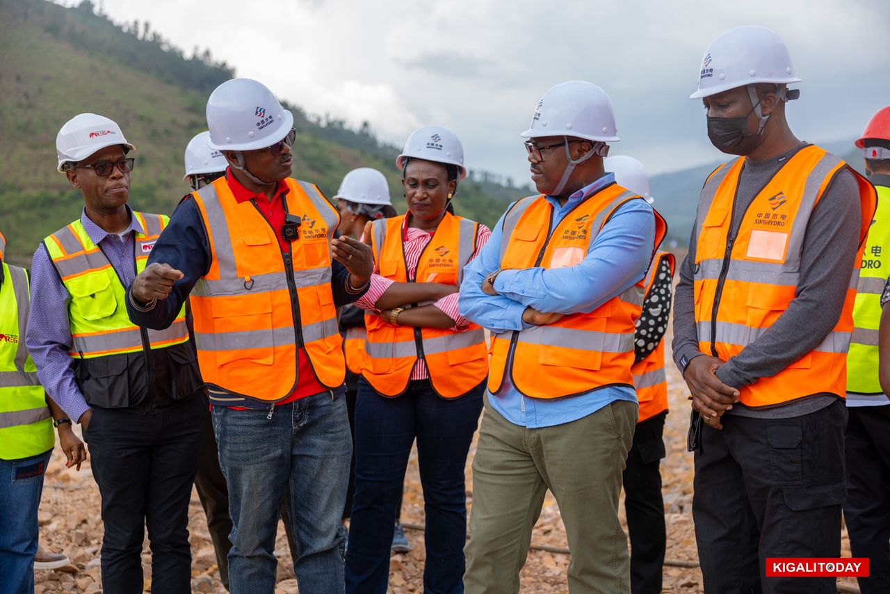 Minisitiri w'Intebe Dr. Justin Nsengiyumva asobanurirwa iby'uyu mushinga