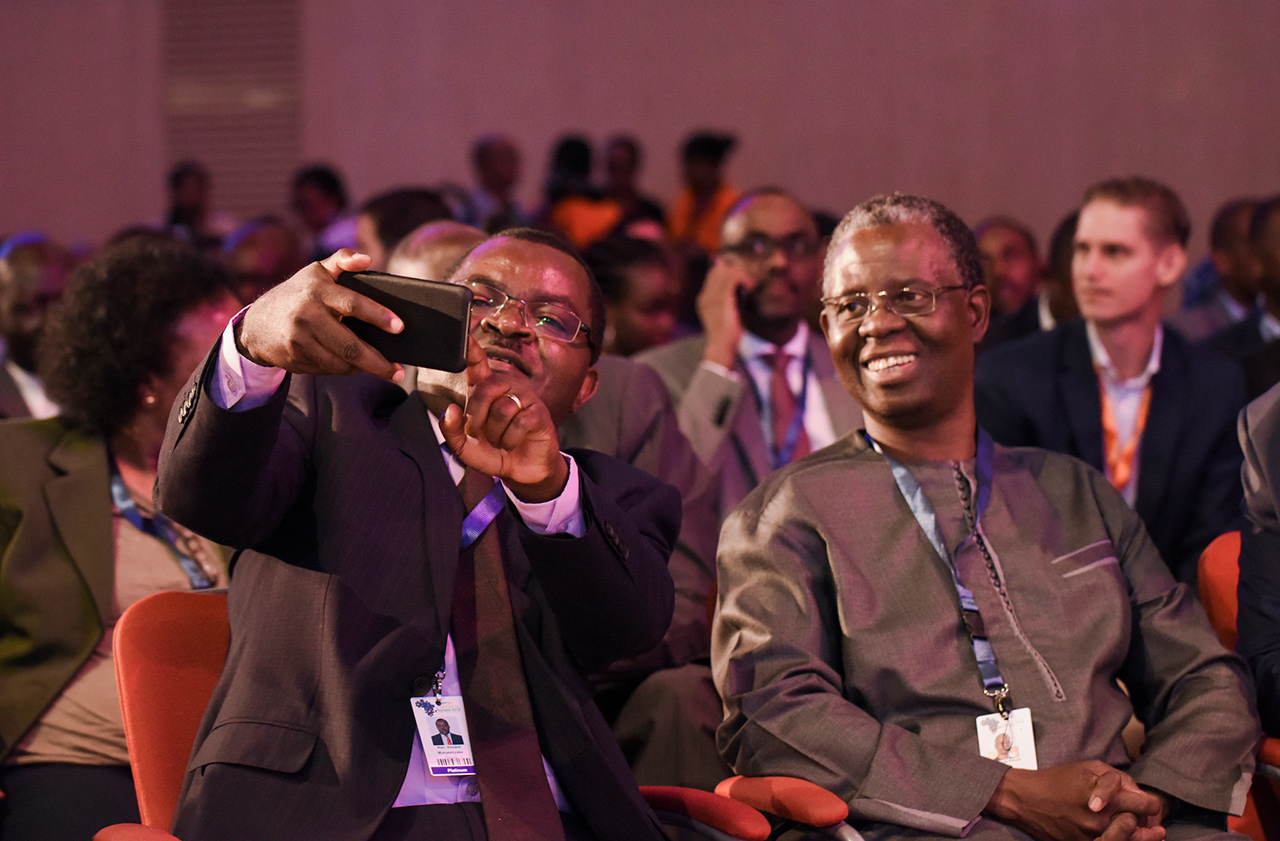 Minisitiri w'Ubucuruzi n'Inganda Vincent Munyeshyaka afata "Selfie"
