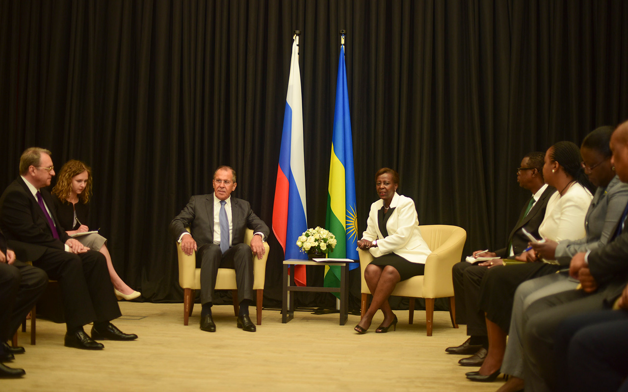 Minbisitiri Mushikiwabo na Minisitiri Lavrov na bo bari babanje kugirana ibiganiro