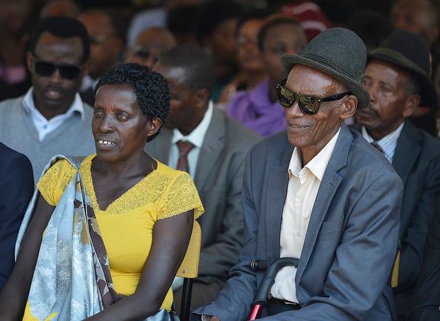 Ababyeyi baramwenyura kubera ibyishimo