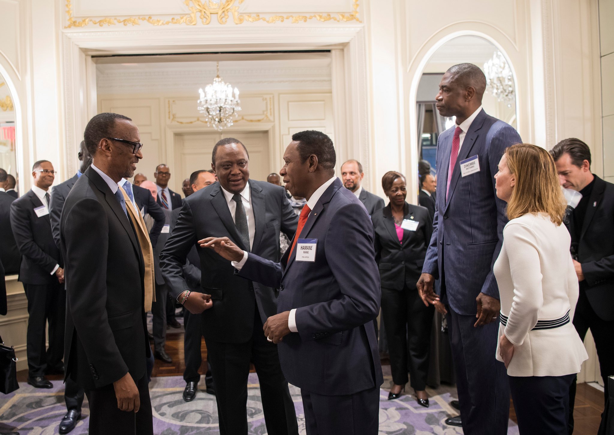 Perezida Kagame yaganiriye n'abayobozi batandukanye bari bitabiriye iyo nama