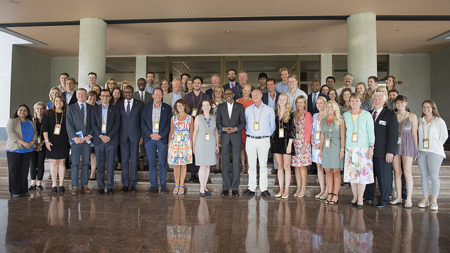 Ifoto rusange y'Urwibutso Perezida Kagame yafatanye n'abanyamuryango ba Young Presidents
