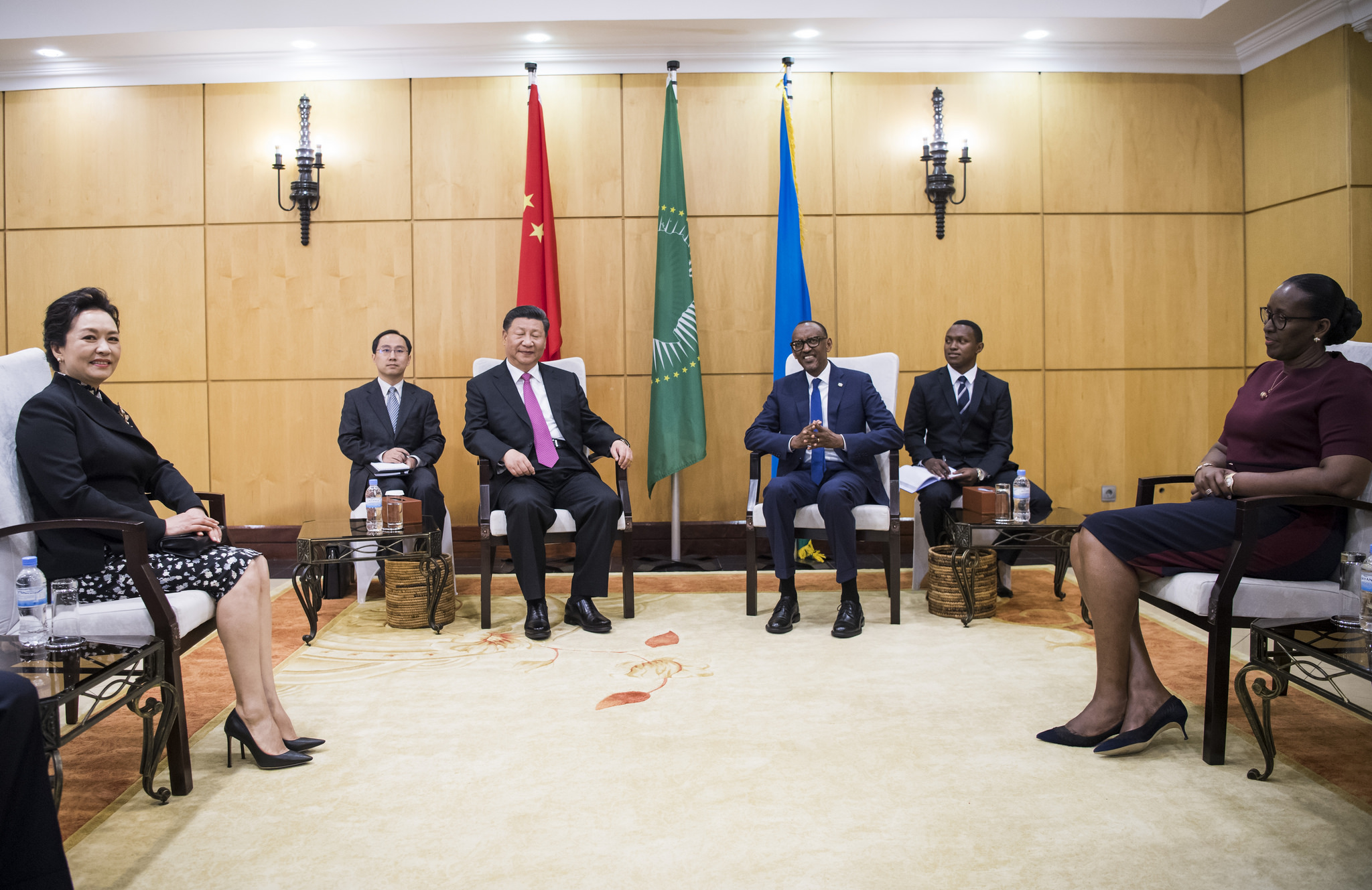 Perezida Kagame na Madame Jeannette Kagame bakiriye Perezida Jinping na madame Peng Liyuan mu Rugwiro