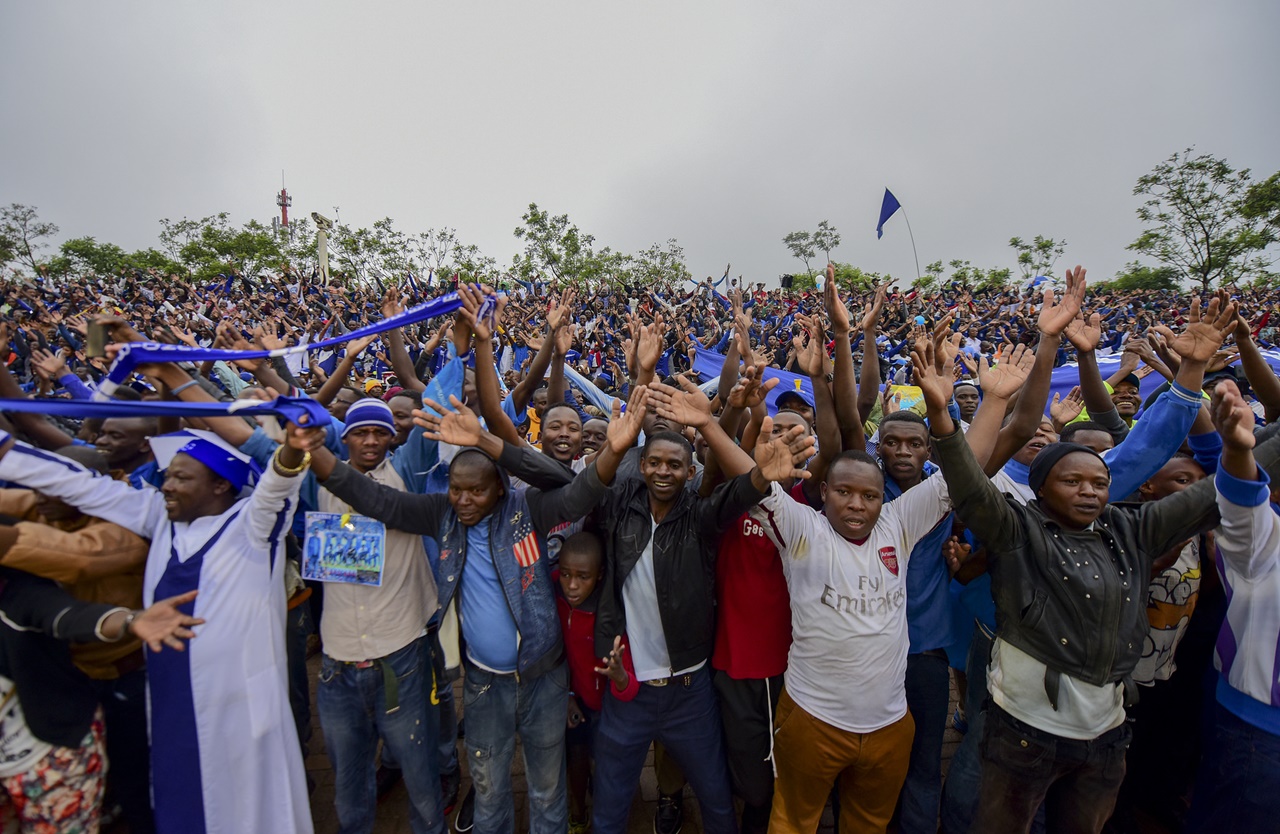 Amashyi azwi nka "Skol clap" cyangwa "Viking thunder clap" ariko Abareyo bita "Amashyi ya Huu" niyo yarangururaga muri stade