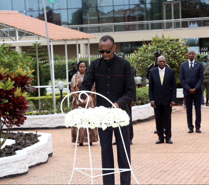 Perezida Kagame buri mwaka yunamira Intwari zitangiye u Rwanda