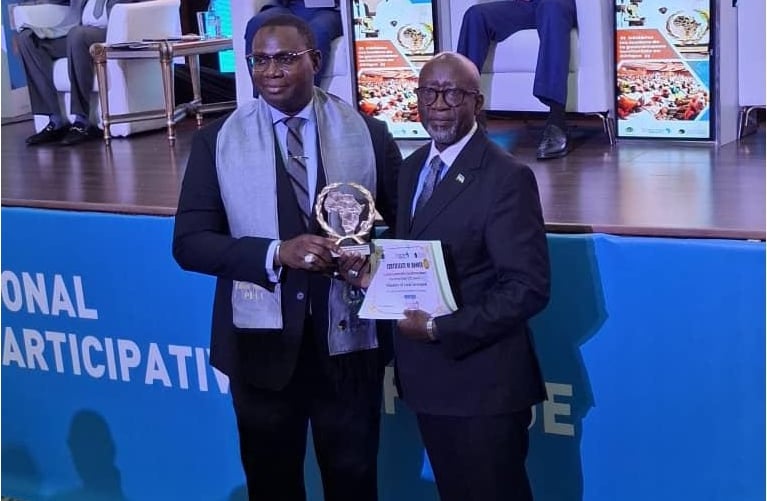  Ambasasderi Festus Bizimana ni we wakiriye iki gihembo 