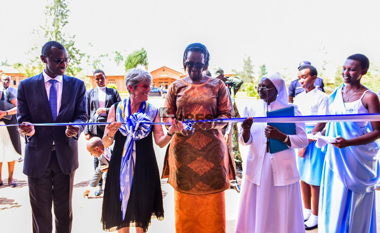 Madame Jeannette Kagame yanifatanyije n'ubuyobozi bwa ishuri rya Maranyundo gutaha inyubako nshya yuzuye