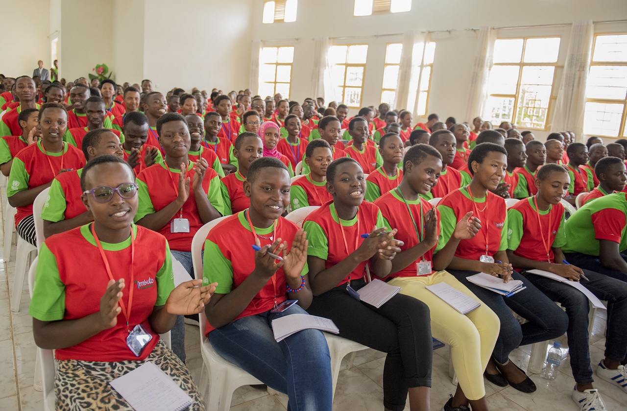 Madame Jeannette Kagame yahaye abana b'abakobwa inama z'uko bakwitwara mu buzima