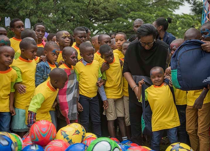 Ahabwa impano na madame Jeannette Kagame 