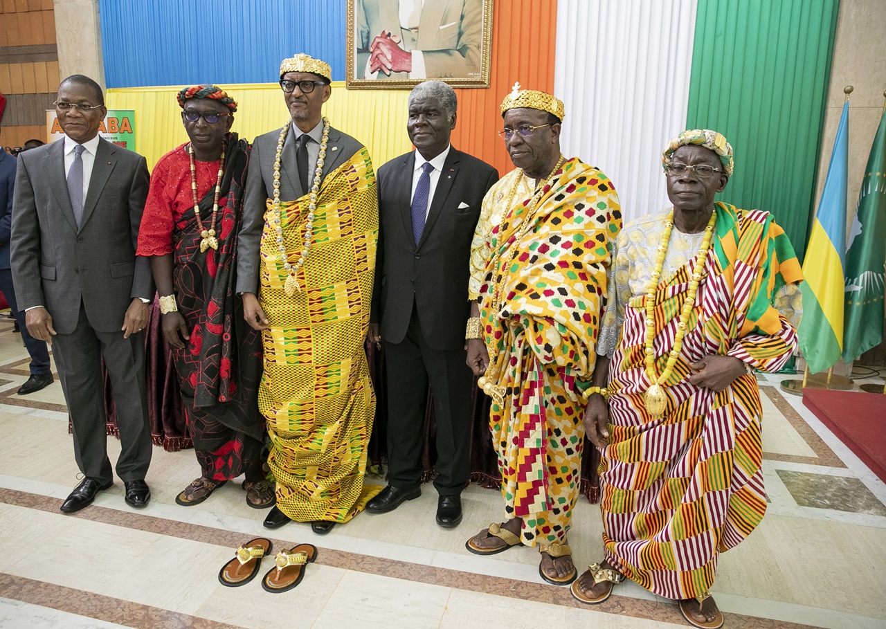 Perezida Kagame yambitswe imyenda y