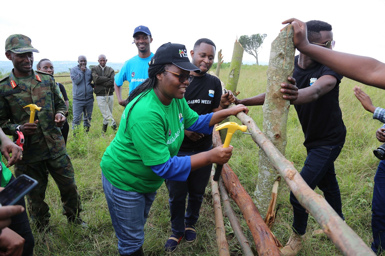 Abayobozi barimo Minisitiri Mukeshimana na Major General Mubaraka bifatanije n