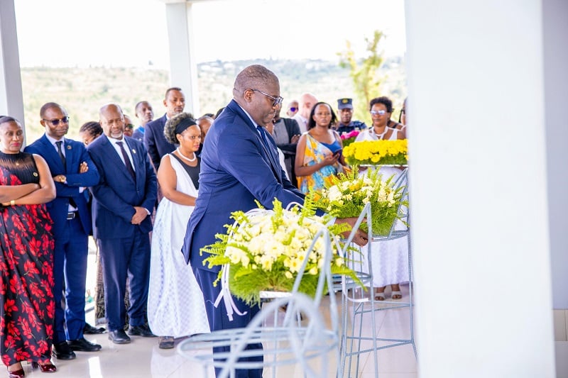 Minisitiri Mugenzi ashyira indabo ku Rwibutso rwa Mayunzwe