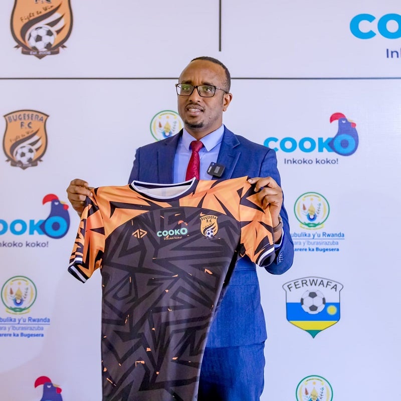 Umuyobozi w'akarere ka Bugesera, Mutabazi Richard yerekana umwambaro ikipe ya Bugesera izambara