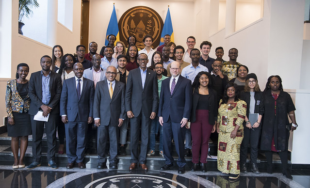 Perezida Kagame afata ifoto y